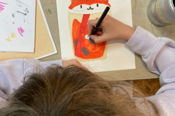jeune fille dessine un bubulle tea