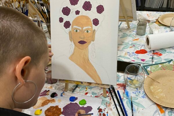 femme qui peint frida